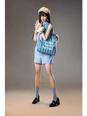 Kurumi 161 cm – ολόσωμη όρθια με καρό σύνολο